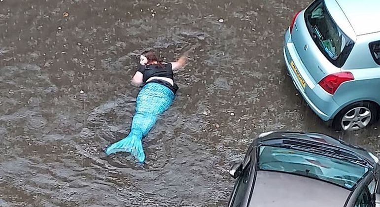A sereia parecia feliz com a enchente