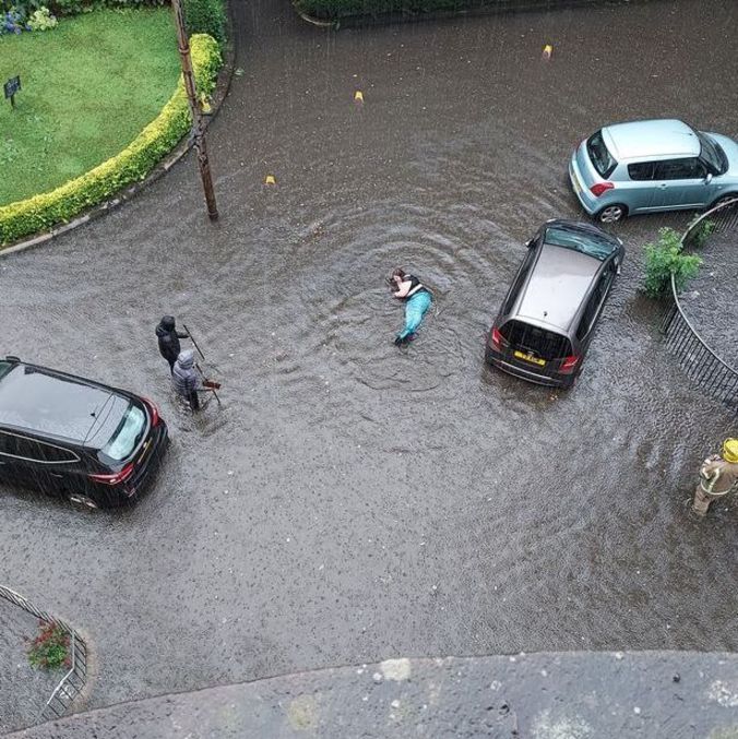 A sereia até embarcou em um momento reflexivo