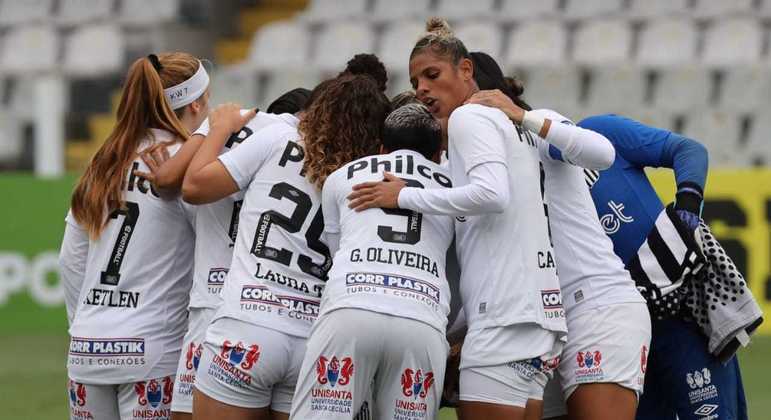 Sereias da Vila festejam gol de empate no fim do segundo tempo com o lanterna Bragantino