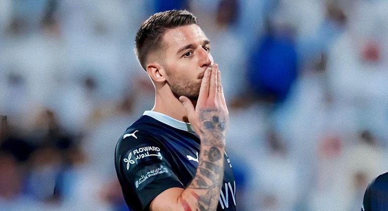 Na viagem da Lazio, da Itália, para o Al-Hilal, da Arábia, Sergej Milinkovic-Savic se desvalorizou em 10 milhões de euros e é atualmente avaliado em 40 milhões de euros (R$ 210,8 milhões)