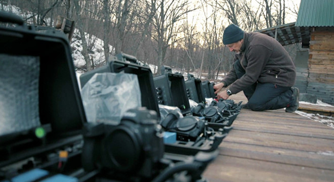 Sergey Gorshkov preparando suas armadilhas fotográficas
