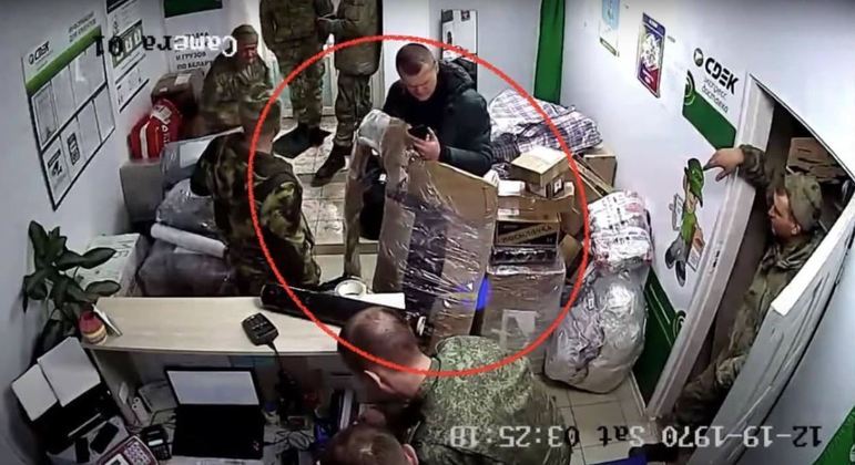 Serguei Kolotsei foi flagrado por câmeras enviando mercadorias supostamente saqueadas

