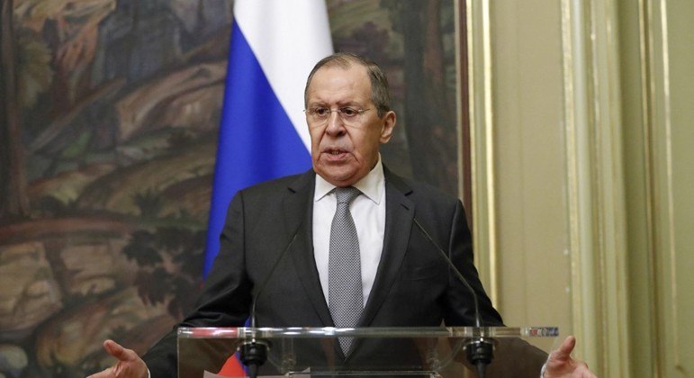 Sergey Lavrov: Rússia está disposta a negociar se a Ucrânia 'baixar as armas'