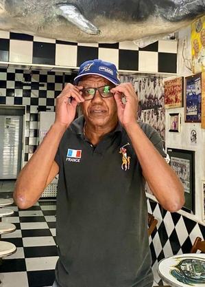 Serginho Chulapa em padaria perto de onde mora, em Santos