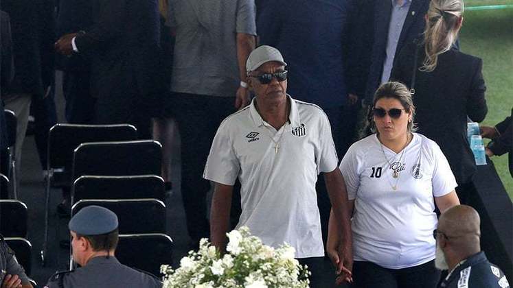 Serginho Chulapa, ex-centroavante do Santos, também prestou sua homenagem ao Rei do futebol.