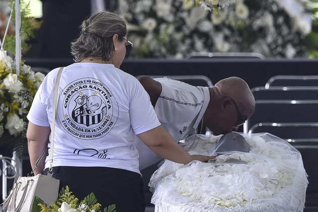 Serginho Chulapa beija a lenda do futebol e amigo Pelé