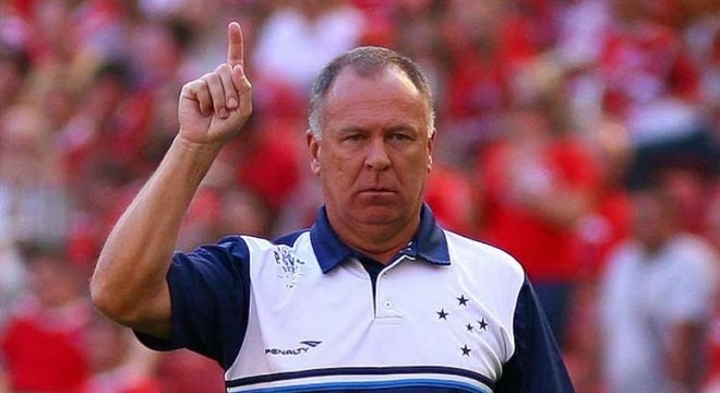 Mas, afinal, quais jogadas são passíveis da utilização do árbitro de vídeo e quando o árbitro deve aguardar a conclusão da jogada para solicitar o auxílio do VAR?
Assim como acontece na Copa do Mundo e na Libertadores, a utilização do VAR na Copa do Brasil só é permitida quando o lance se enquadra em quatro aspectos: confirmação de gol, verificação de pênalti, incidentes para cartão vermelho e confusão de identidade.