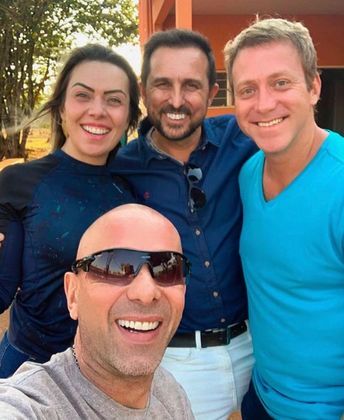No último domingo (28), Hondjakoff reapareceu ao lado de Rafael Ilha, da mulher dele, Aline Ilha, e do terapeuta Evandro. Em texto publicado no Instagram, Aline disse que os três foram visitar Serginho e que, apesar da boa aparência dele, ainda é muito cedo para falar em sanidade cognitiva, já que há um trabalho longo pela frente: 