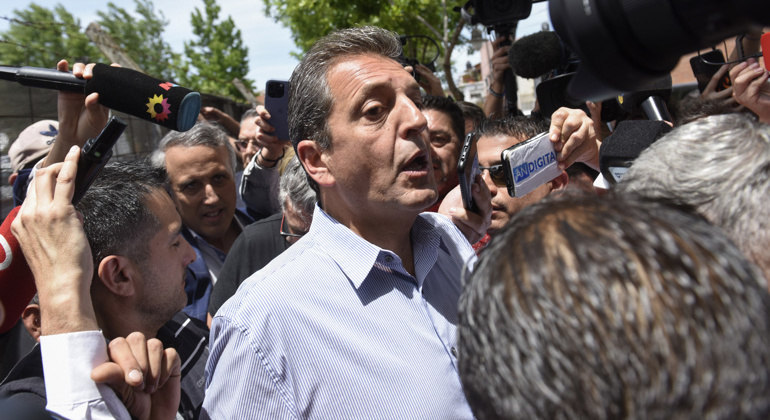 Candidato Sergio Massa chega ao local de votação em Tigre, cidade que já governou