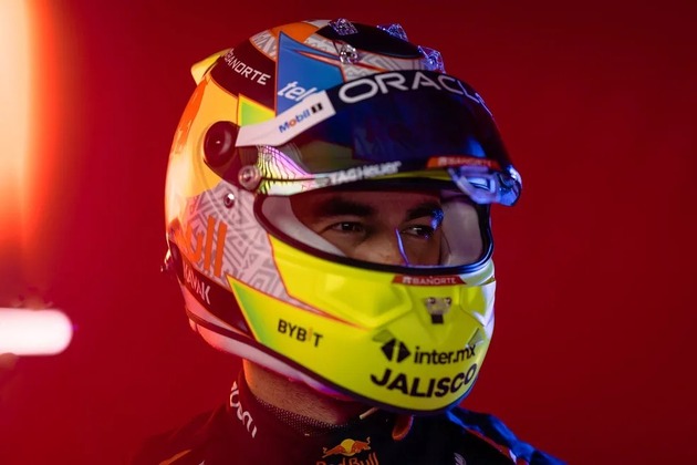 O piloto Sergio Pérez também mostrou o novo equipamento, com cores fluorescentes