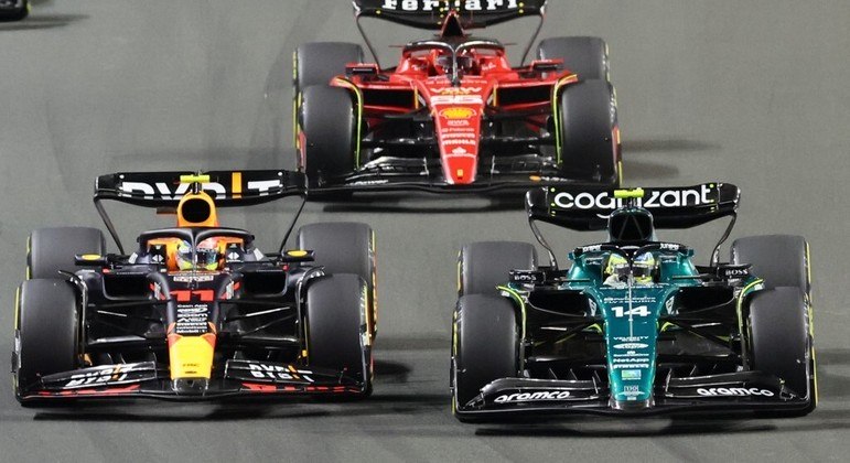 Alonso ultrapassa Pérez durante GP da Arábia Saudita
