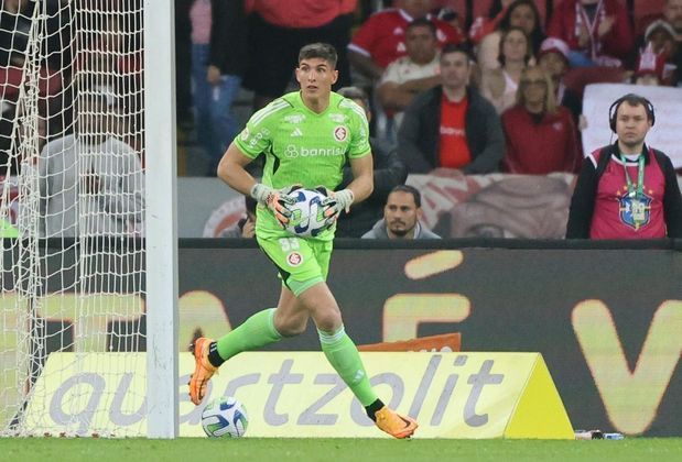 Assim como o ataque, a defesa do Internacional estará ainda melhor. Sergio Rochet, o melhor goleiro do Uruguai, foi anunciado pelo clube em 13 de julho. Para ter o jogador, o time precisou desembolsar US$ 1,6 milhão (R$ 7,9 milhões) para o Nacional, time uruguaio. Na estreia, o goleiro não tomou gols do Bragantino, pelo Brasileirão. Em pouco mais de um mês na equipe, o atleta já é considerado um herói colorado, por ter sido o protagonista da vitória do Inter contra o River Plate na Libertadores