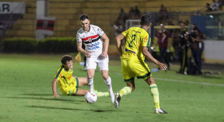 Lance de jogo entre Mirassol e Botafogo-SP que terminou com vitória do Leão por 1 a 0