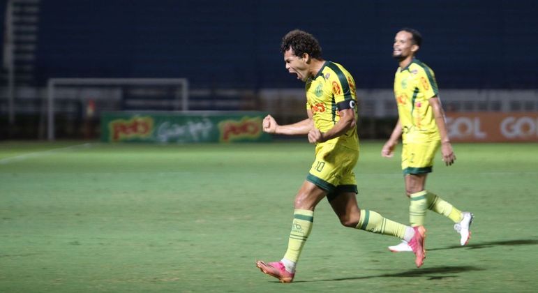 Meia Camilo comemora seu gol, o segundo na vitória do Mirassol contra o Confiança