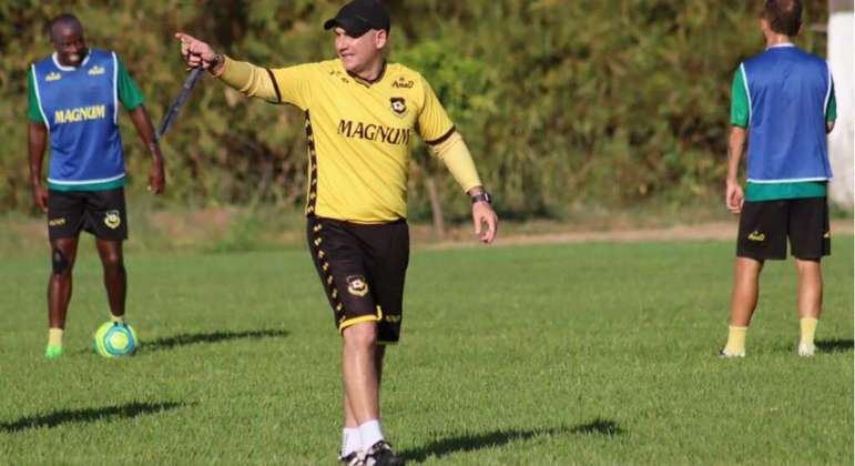 Técnico Márcio Zanardi orienta treino do São Bernardo; time está a dois jogos do acesso