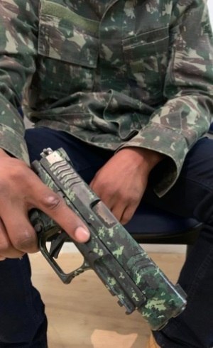 Traficante do Rio de Janeiro diz que não sai de casa sem sua arma (Reprodução/Record TV)