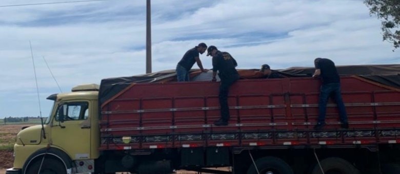 Caminhão sob suspeita abordado na fronteira entre Pedro Juan Caballero e Ponta Porã (Reprodução/Record TV)