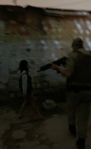 Policial militar durante patrulhamento em favela de Santa Catarina (Reprodução/Record TV)