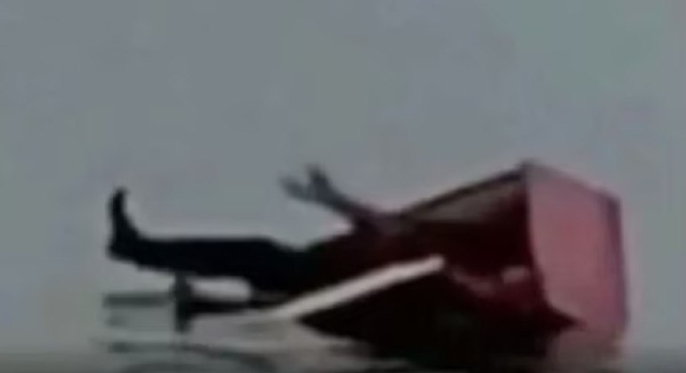 O pescador Anat Massoyot, de 33 anos, foi encontrado dentro de uma geladeira à deriva, após o barco em que ele estava ter naufragado ao sul da costa tailandesa