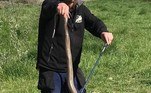 O grandalhão da casa de repouso — trava-se de um macho — foi resgatada pelo apanhador Gavin Smith. Em entrevista ao jornal The Canberra Times, Smith contou que esperava uma cobra adulta padrão: 'Geralmente com 1,2 m', explicouVeja também: Causa até vômito! Surto de lagarta peluda e venenosa assusta cidades