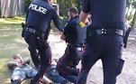 Um segundo vídeo publicado no Facebook mostra os homens já presos pela polícia, com as armas caídas ao ladoLEIA ISSO: Macabro! Corpo em decomposição é achado em mansão de milionário