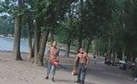 As imagens mostram a aproximação da dupla, deixando turistas completamente apavorados, em Cherry Beach