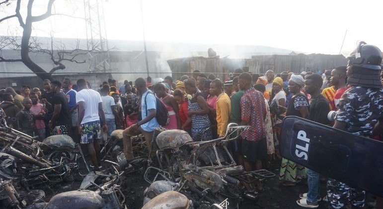 Incêndio após explosão destruiu diversas motos que estavam paradas no trânsito