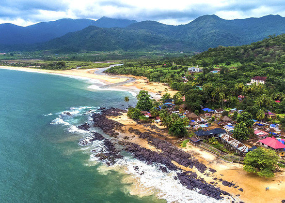 Serra Leoa - País da África Ocidental, faz fronteira com Guiné e Libéria, e é banhado pelo Oceano Atlântico. Tem belas praias e santuários ecológicos, além de museus que preservam a cultura do país.  