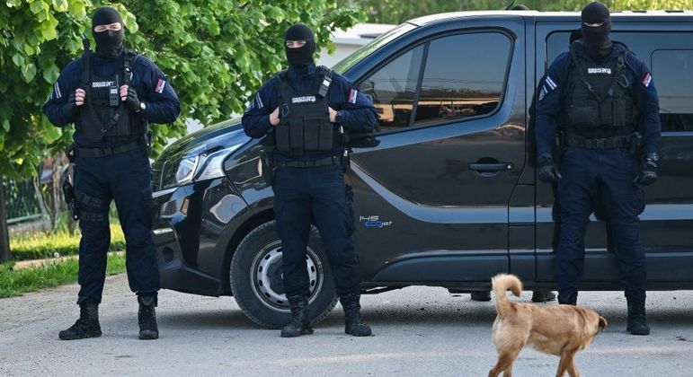 Policiais cercaram a área de Dubona após homem, num carro, disparar arma automática