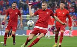 O zagueiro sérvio, Strahinja Pavlovic, aquece antes do início da partida