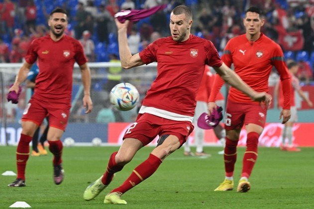 O zagueiro sérvio, Strahinja Pavlovic, aquece antes do início da partida