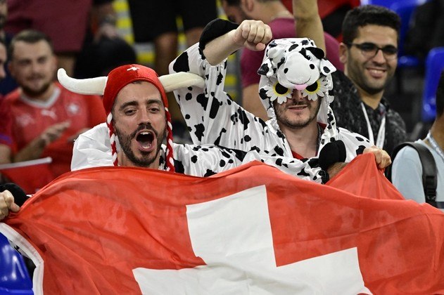 Se tem jogo da Suíça, tem torcedor vestido de vaca na arquibancada