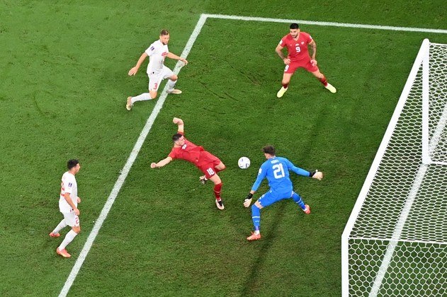 Dusan Vlahovic tenta chute frente a frente com o goleiro suíço, Kobel