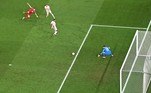 Dusan Vlahovic marca o segundo. Sérvia 2, Suíça 1