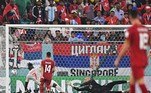 No final do primeiro tempo, Embolo empata para os suíços, 2 a 2