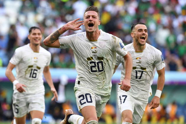 Pavlovic, aos 46' e Sergej Milinkovic-Savic (foto), aos 48' , marcaram os gols dos europeus