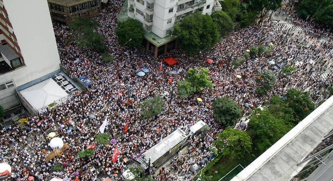 Servidores municipais se reúnem no centro de São Paulo para protestar 