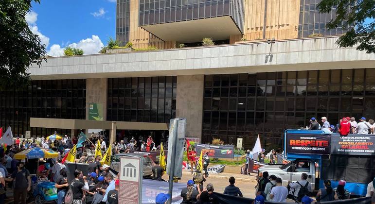 Servidores públicos federais protestam por reajuste salarial na frente do Banco Central
