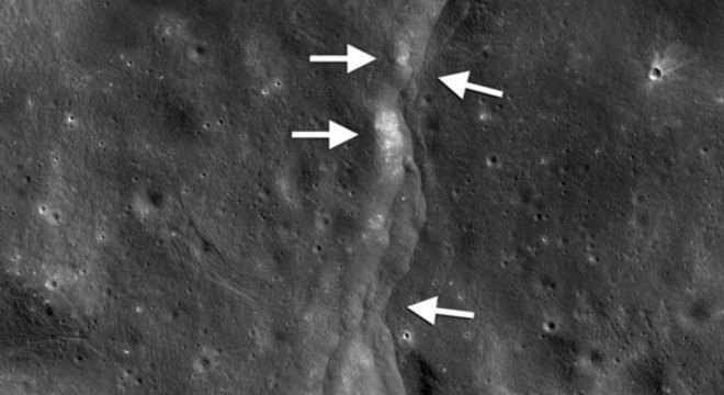 Uma das falhas na superfície lunar; quando a Lua se encolhe, parte do córtex lunar se ergue e é empurrada sobre outra; as áreas mais brilhantes indicam zonas recentemente expostas por sismos