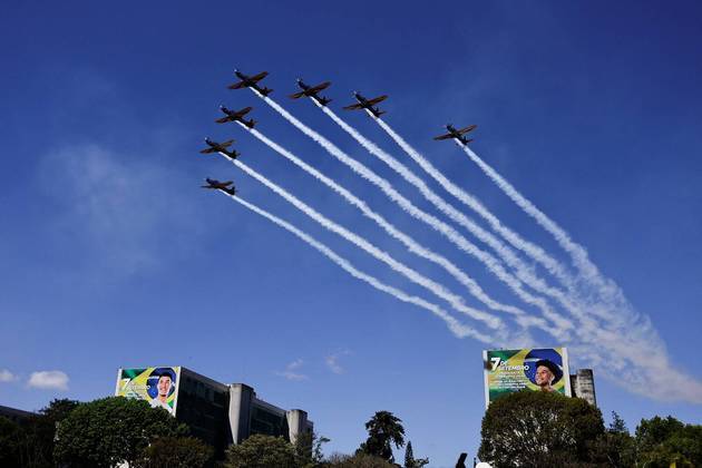 Sete aviões em formação da Aviões da 'Esquadrilha da Fumaça' na Esplanada dos Ministérios, em Brasília