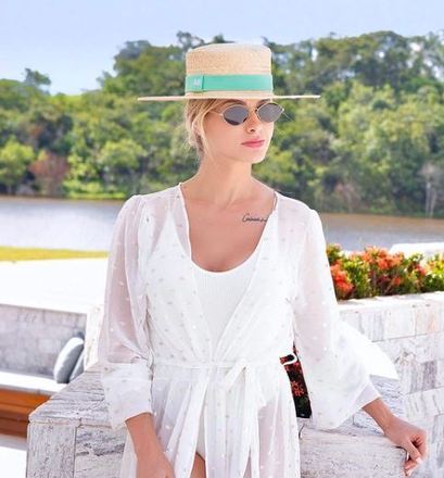 No passado, a influencer apostava em modelos mais sofisticados, como o maiô branco e kimono transparente