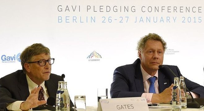 Seth Barkley (dir) e o filantropo bilionário Bill Gates (esq) em conferência de 2015; eles defendem o acesso igualitário às vacinas