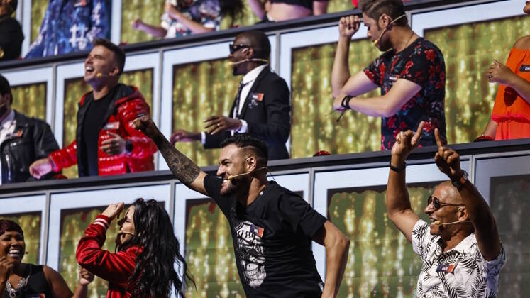 É música dançante que vocês querem? Então, toma! Já dá para ver que o episódio promete fazer todo mundo se remexer e os jurados serão os primeiros