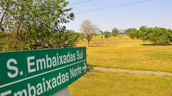 Em Brasília, embaixadas de países com histórico de conflitos ficam lado a lado