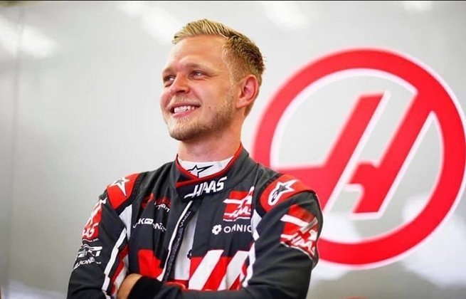 Seu companheiro será o dinamarquês Kevin Magnussen, que, entre idas e vindas, vai para sua terceira passagem na categoria. Ele tem 29 anos e apenas um pódio na F1. 