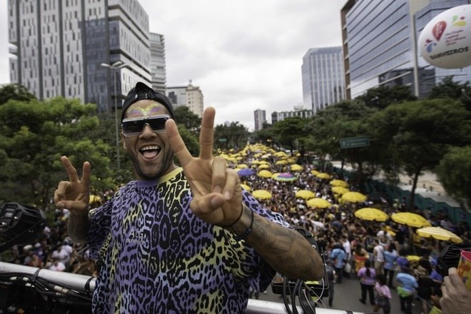 O jogador Daniel Alves estreou com o bloco Good Crazy neste domingo (23), no Carnaval de São Paulo