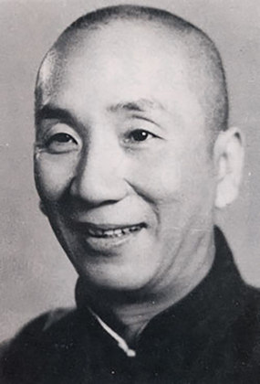 Seu mestre era um dos mais conceituados do mundo em artes marciais: Yip Man. Nascido em Foshan, na China, em 1/10/1893, Yip formou muitos lutadores notórios. 