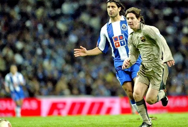  Seu primeiro jogo como profissional foi em 16 de novembro de 2003, com só 16 anos, num amistoso contra o Porto, em Portugal. Ele entrou aos 29 do segundo tempo, no lugar de Fernando Navarro. Ele foi bem, perdeu algumas oportunidades. Não fez gols, mas já impressionou. 