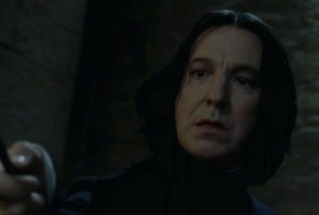 Severo Snape é um bruxo complexo e misterioso que desempenha um papel crucial na trama. Snape é apresentado como professor de Poções em Hogwarts e, mais tarde, assume o cargo de professor de Defesa Contra as Artes das Trevas.