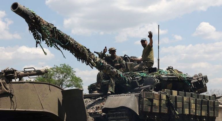 Soldados ucranianos comandam um tanque na região do Donbass